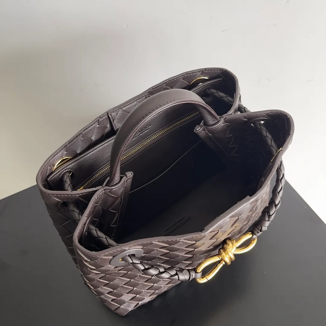 The 2023 new Andiamo batch of 1860 BV has been shipped‼ ️Really popular🔥The new Andiamo woven handbag launched by Bottega Veneta this season is really popular all over the world! ! Celebrities at home and abroad have worn it, and Oscar-winning actress Michelle Yeoh has taken it out on the street. Song Jia, Trai Yara, Yu Feihong, Sanji Ayaka, Rosie Hunting-Whiteley, Yoshioka Riho, etc. have all picked up this bag. It is classic and versatile, showing off its temperament, and the bag capacity is also large, which is very convenient for daily commuting! ! A variety of carrying methods, the shoulder straps can be adjusted by yourself, the original lambskin feels soft and delicate, and the neutral style is made to break gender boundaries and bring a more practical and longer-lasting use experience. Andiamo, which has both elegant and casual styles, perfectly interprets the true appearance of "fashionable old money style". Style number: 743568 Size: 25*22*10.5cm